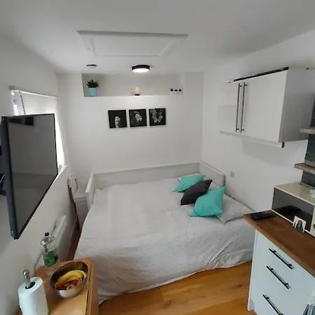 Private Self Contained Self Catering Flat Апартаменты *