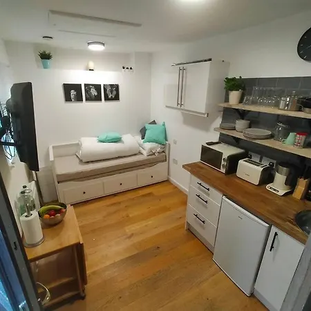 Private Self Contained Self Catering Flat Апартаменты *